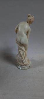D'après Christophe-Gabriel ALLEGRAIN
"Vénus au bain" en albâtre, socle en marbre....