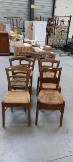 Six chaises dépareillées en bois fruitier assises paillées. Accidentées.