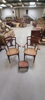 THONET : Paire de fauteuils en bois teinté, assise cannée,...
