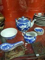 SERVICE à thé en porcelaine blanc bleu à décor de...