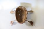Alaska : Masque de chamane, Yupik, en bois polychromie brune,...