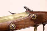 FRANCE
Pistolet de marine en bronze.
Crosse bois, calotte bronze ciselée stylisée...