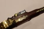FRANCE
Pistolet de marine en bronze.
Crosse bois, calotte bronze ciselée stylisée...