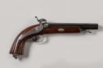 France
Pistolet à piston par Escoffier 
Crosse bois clair renaissance, sculptée...