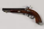 France
Pistolet à piston par Escoffier 
Crosse bois clair renaissance, sculptée...