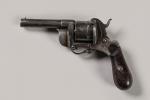 France
Revolver systeme Eyraut
Crosse avec plaquette bois, carcasse fer à cadre...