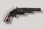 USA
Revolver Smith & Wesson calibre 32 
Plaquettes bois, détente mexicaine,...