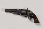 USA
Revolver Smith & Wesson calibre 32 
Plaquettes bois, détente mexicaine,...