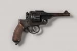 Japon 
Revolver modèle 1893 type 26
Poignée avec plaquettes bois quadrillée,...