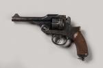 Japon 
Revolver modèle 1893 type 26
Poignée avec plaquettes bois quadrillée,...