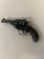 Grande Bretagne 
Revolver Webley MK IV modele 1899
Plaquettes ébonites quadrillées,...