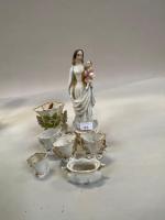 Vierge à l'Enfant et six petits vases d'église en porcelaine...