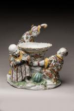 GROUPE en porcelaine polychrome à décor de trois enfants chinois...