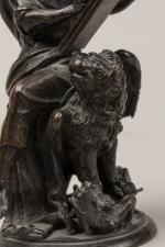 "Saint Marc" en bronze à patine brune. Assis sur son...