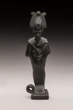 STATUETTE d'Osiris en bronze à patine sombre, avec un anneau...