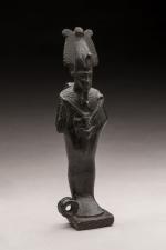 STATUETTE d'Osiris en bronze à patine sombre, avec un anneau...