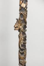 Bâton en bois sculpté et doré, à décor de dragons...