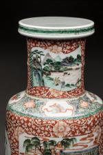 Vase balustre en porcelaine et émaux de style famille verte,...