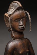 CÔTE D'IVOIRE : Statue Dan d'un personnage masculin en bois...