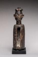 Congo : Tambour Yaka en bois sculpté à décor de...