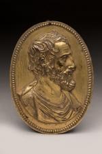 MEDAILLON en bronze doré de forme ovale à décor d'un...