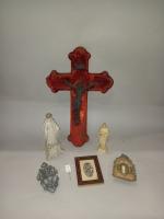 LOT RELIGIOSA: Un bénitier en métal, un crucifix en métal...