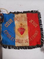 Lot  RELIGIOSA: Un petit drapeau  du Sacré-Coeur ...