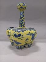 Vase tulipière en porcelaine  émaillée jaune et bleue à...