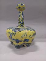 Vase tulipière en porcelaine  émaillée jaune et bleue à...