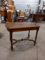Table bureau en bois naturel sculpté ouvrant à un tiroir,...