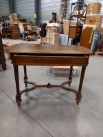 Table bureau en bois naturel sculpté ouvrant à un tiroir,...