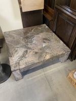 TABLE basse en marbre gris et granit. Vers 1970. 30X90X90...