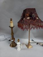 Trois LAMPES, une en laiton de style Louis XIII, une...