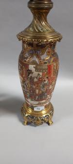 SATSUMA: Paire de vases balustre montées en lampe à décor...