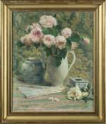 Léon Régis JUNIQUE (1875-1945). " Roses dans une porcelaine "....