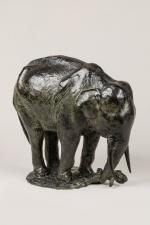 Gustav Hierholtz (1877-1954)
« Éléphant arrachant une souche »	
Bronze à patine...