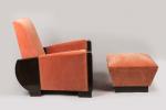 André Sornay (1902-2000)
Fauteuil confort en bois noirci de forme trapézoïdale...