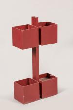 André Sornay (1902-2000)
Porte-parapluie moderniste en bois laqué rouge à deux...
