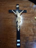 École Française du XIXème "Christ" en plâtre sur une croix...