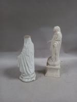 Deux VIERGES en porcelaine dont une avec polychromie (fin XIXème...