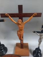 LOT RELIGIOSA comprenant crucifix d'autel en bois, en résine et...