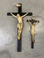 Deux CHRISTS en croix en plâtre patiné. Époque XIXe siècle....