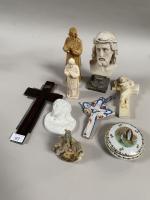 Ensemble de bibelots : deux statuettes de Jean-Marie Vianney, croix,...