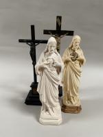 Deux STATUETTES du Sacré Coeur de Jésus en plâtre polychrome....