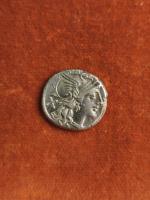 149 BC
DENIER PINARIA : Tête casquée de ROME RV: NATT...