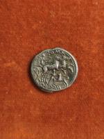 128 BC
DENIER DOMITIA: Tête casquée de ROME, épis derrière la...