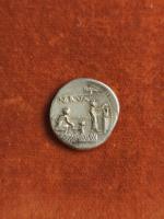 113 BC
DENIER LICINIA: Tête casquée de ROME avec bouclier et...