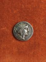 111/110 BC 
DENIER MALLIA (ou Claudia) : Tête casquée de...
