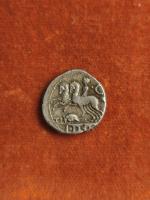 112/111 BC 
DENIER QUINCTIA : Buste lauré d'HERCULE, une massue...