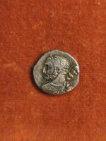 112/111 BC 
DENIER QUINCTIA : Buste lauré d'HERCULE, une massue...